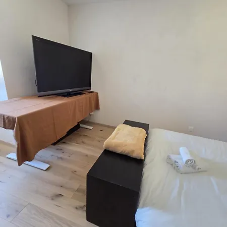 Independent With Kitchen And Bathroom *