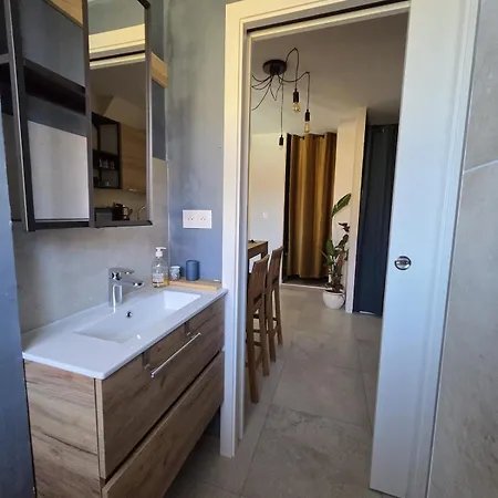 Independent With Kitchen And Bathroom
