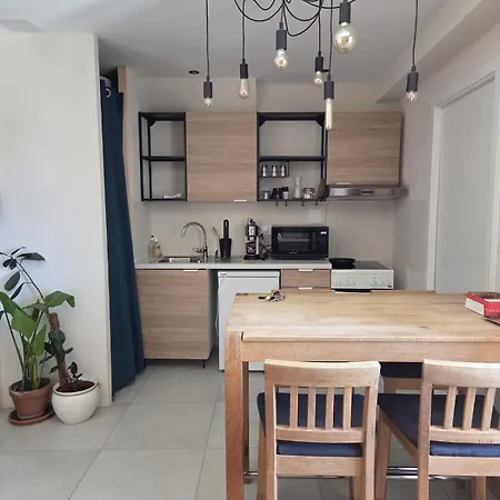 Independent With Kitchen And Bathroom